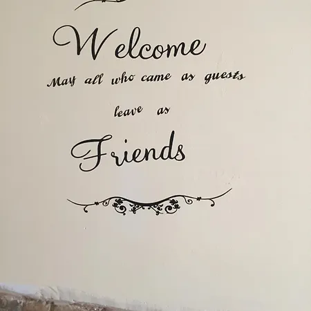 Happiness In The Country Couette-café