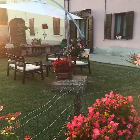 Bed & Breakfast Happiness In The Country